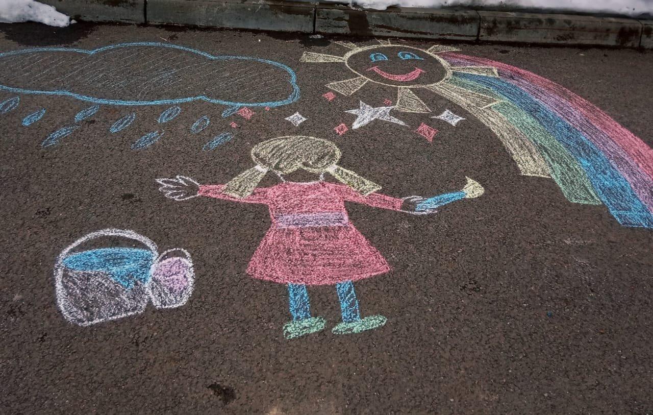 Рисунки на асфальте от выпускников 2024